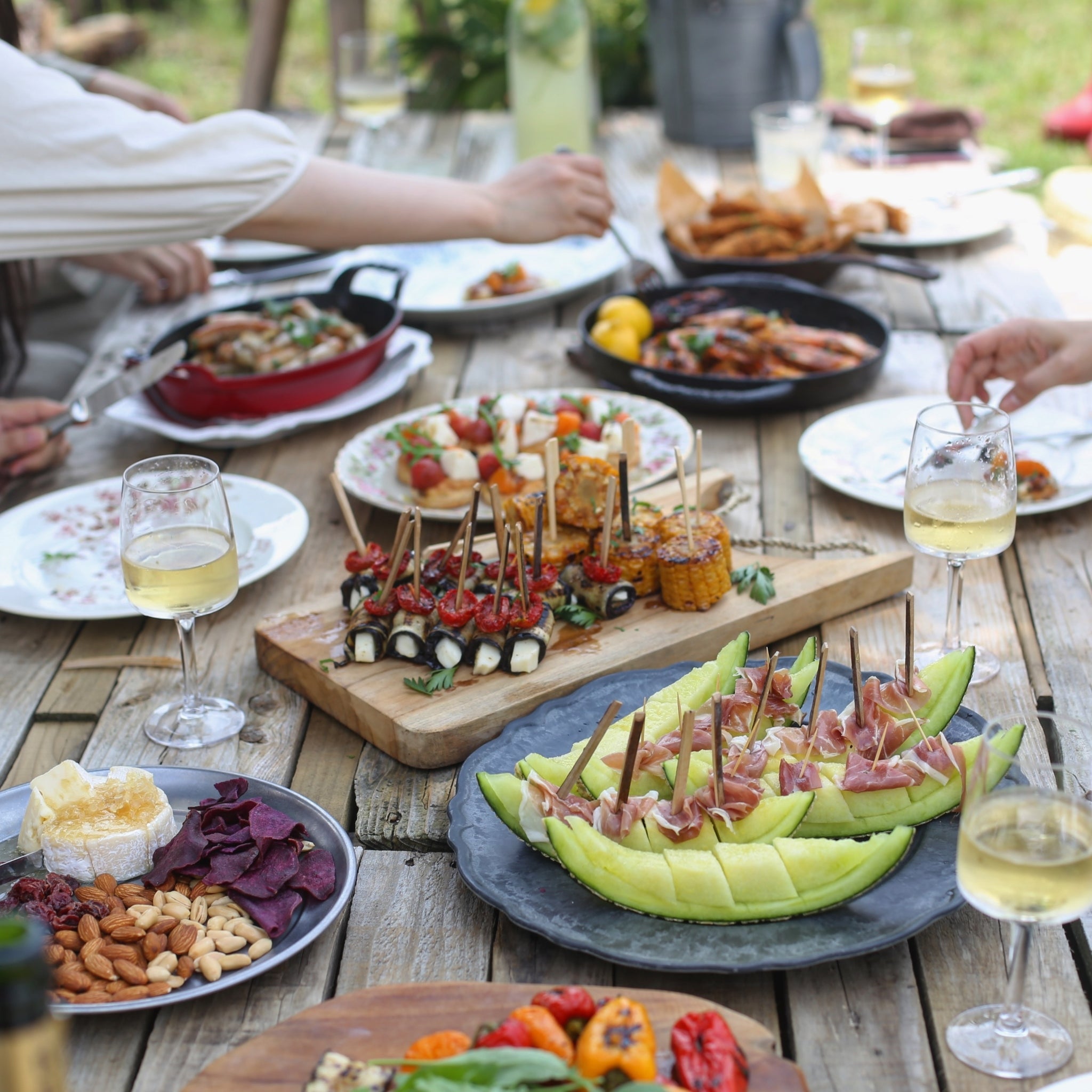 HOW TO HOST THE PERFECT SUMMER PARTY - SUNNYLiFE EU