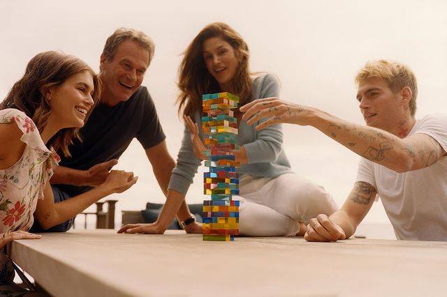 Cindy Crawford Spotted in Vogue - SUNNYLiFE EU