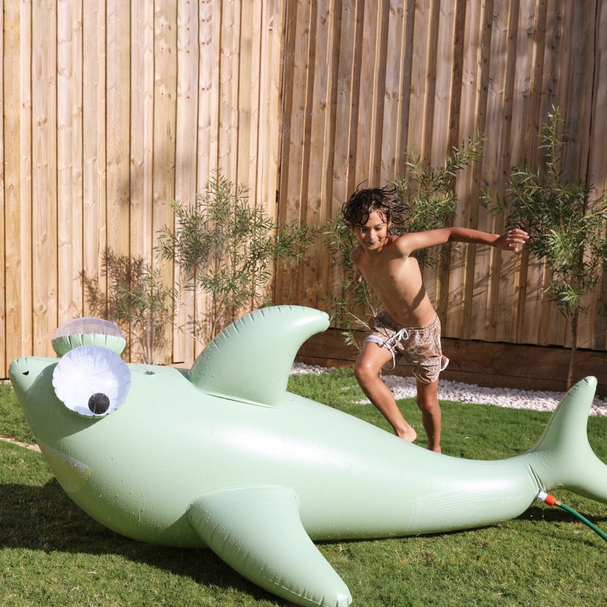 Inflatable Giant Shark Sprinkler - SUNNYLiFE EU