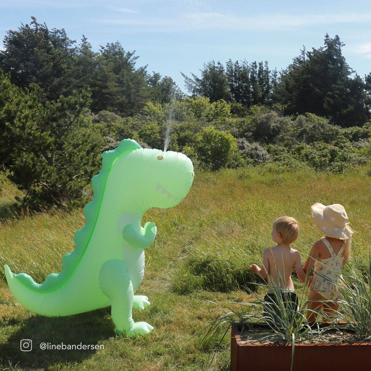 Inflatable Giant Surfing Dino Sprinkler - SUNNYLiFE EU