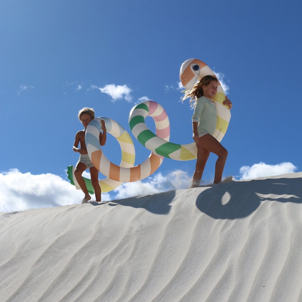 Giant Inflatable Noodle - Poolside - SUNNYLiFE EU