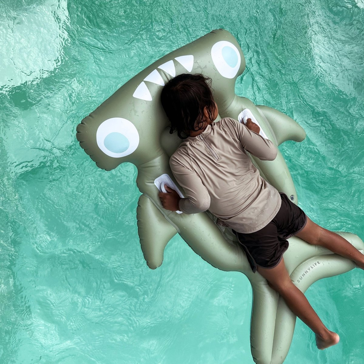 Kids Lie - On Float - Salty the Shark - SUNNYLiFE EU