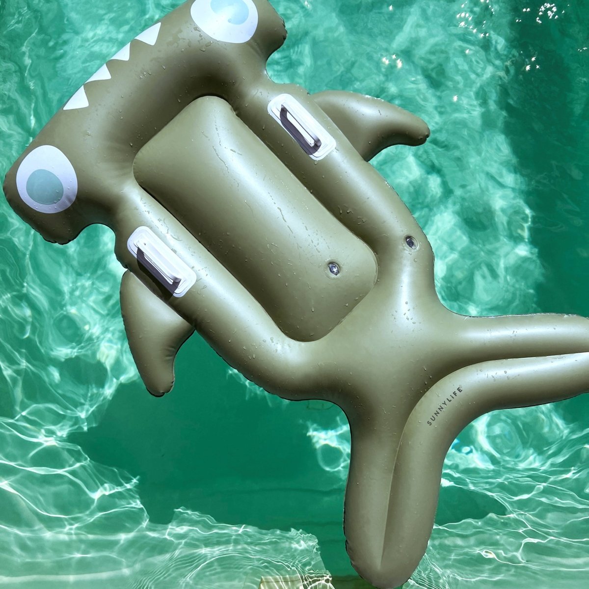 Kids Lie - On Float - Salty the Shark - SUNNYLiFE EU