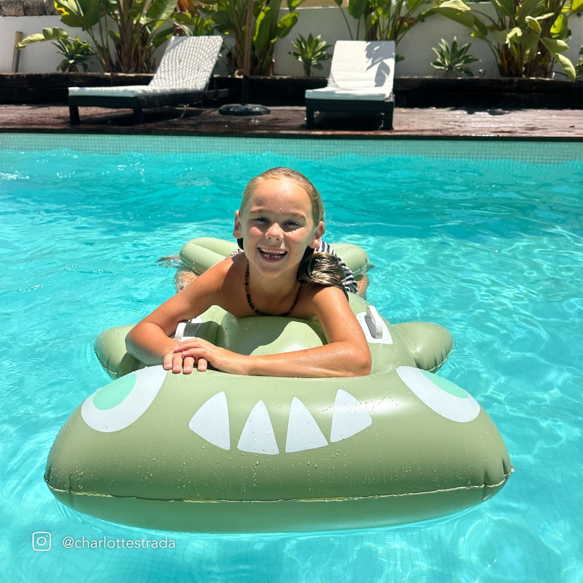 Kids Lie - On Float - Salty the Shark - SUNNYLiFE EU