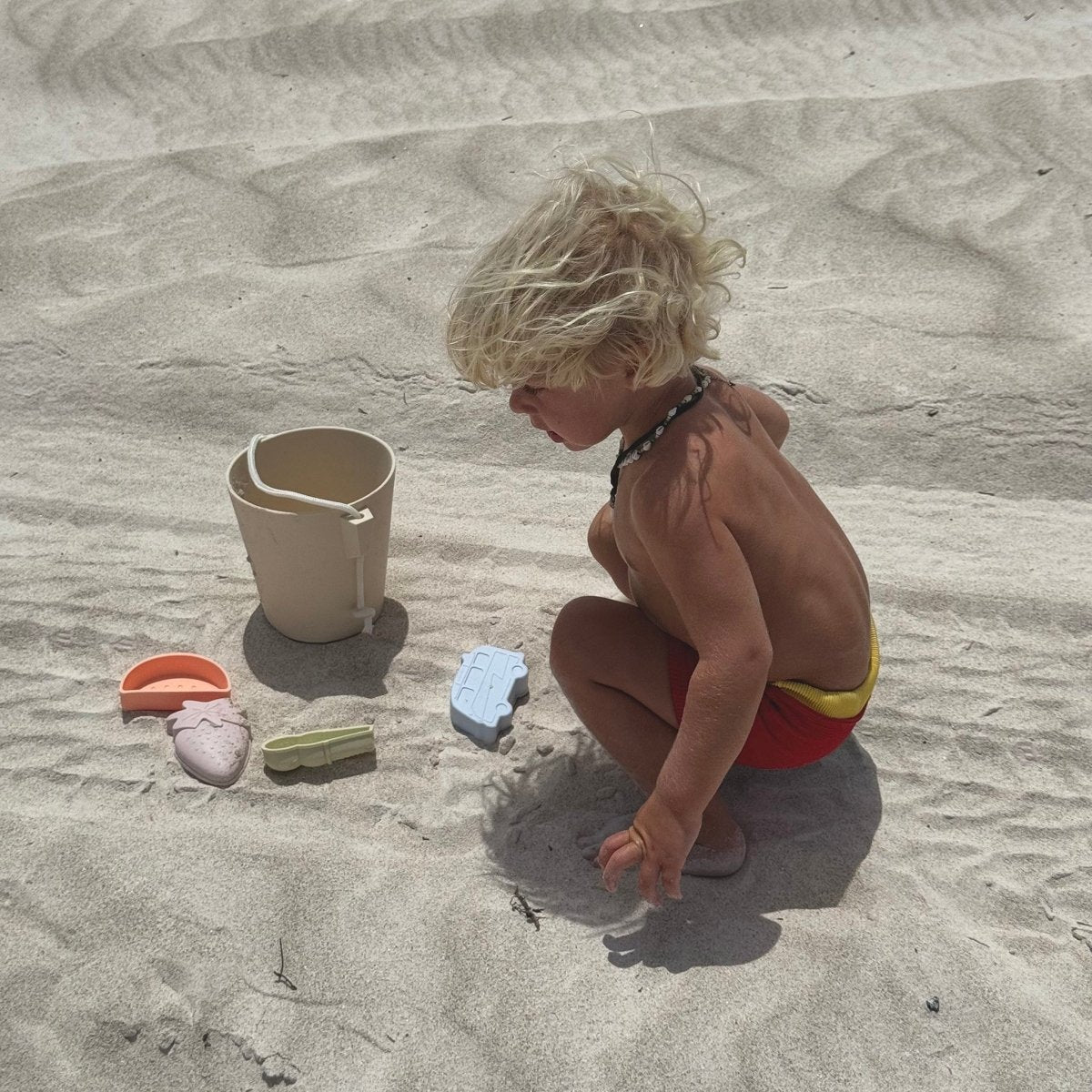 Silicone Bucket & Spade Set - Apple Sorbet - SUNNYLiFE EU