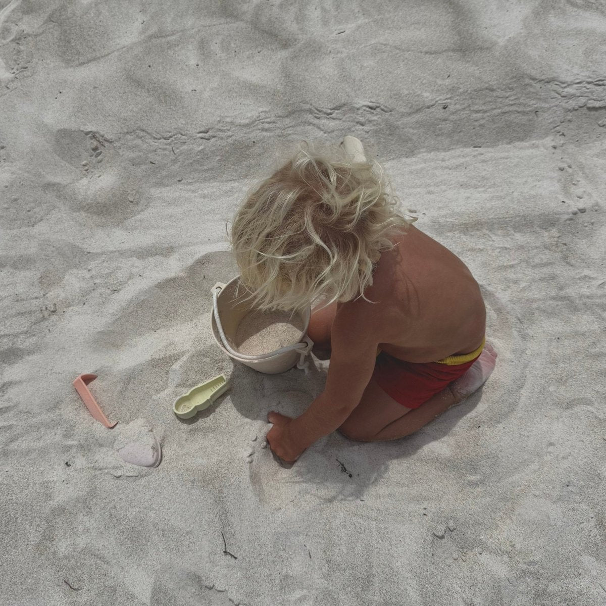 Silicone Bucket & Spade Set - Apple Sorbet - SUNNYLiFE EU