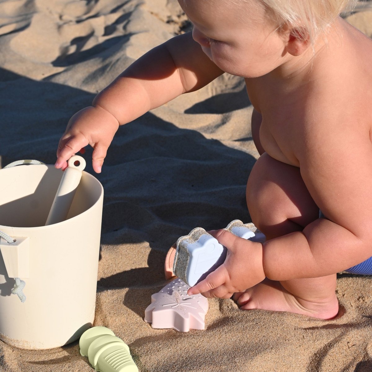 Silicone Bucket & Spade Set - Apple Sorbet - SUNNYLiFE EU