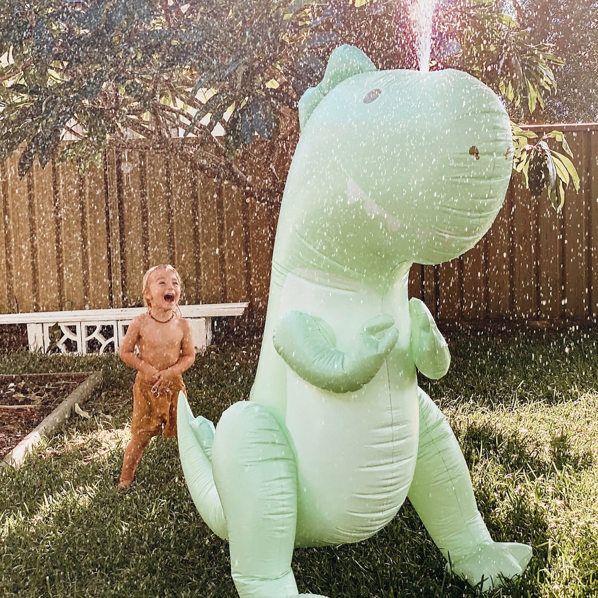 Inflatable Giant Surfing Dino Sprinkler - SUNNYLiFE EU
