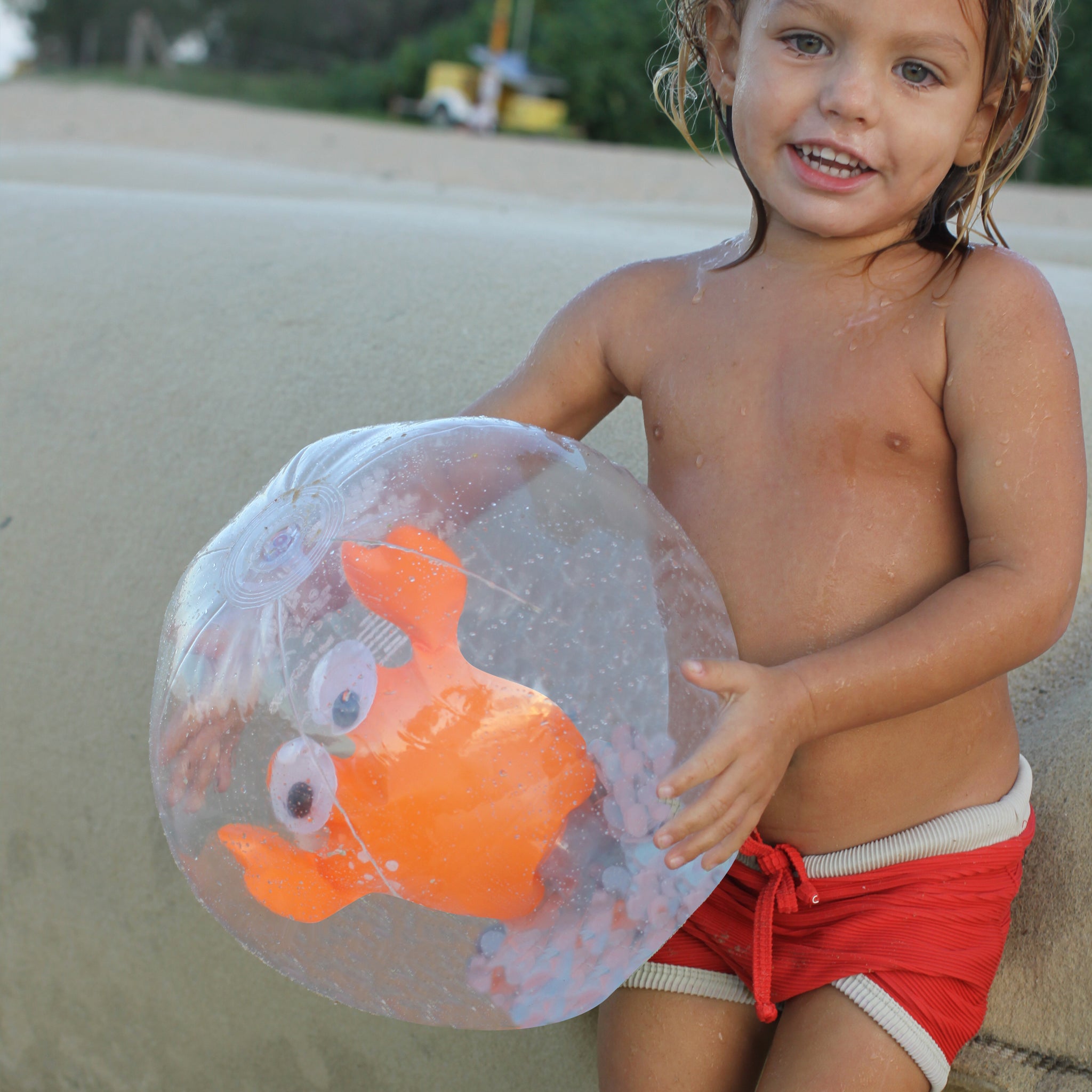 Ballon de plage gonflable 3D | Sonny la créature de la mer orange fluo