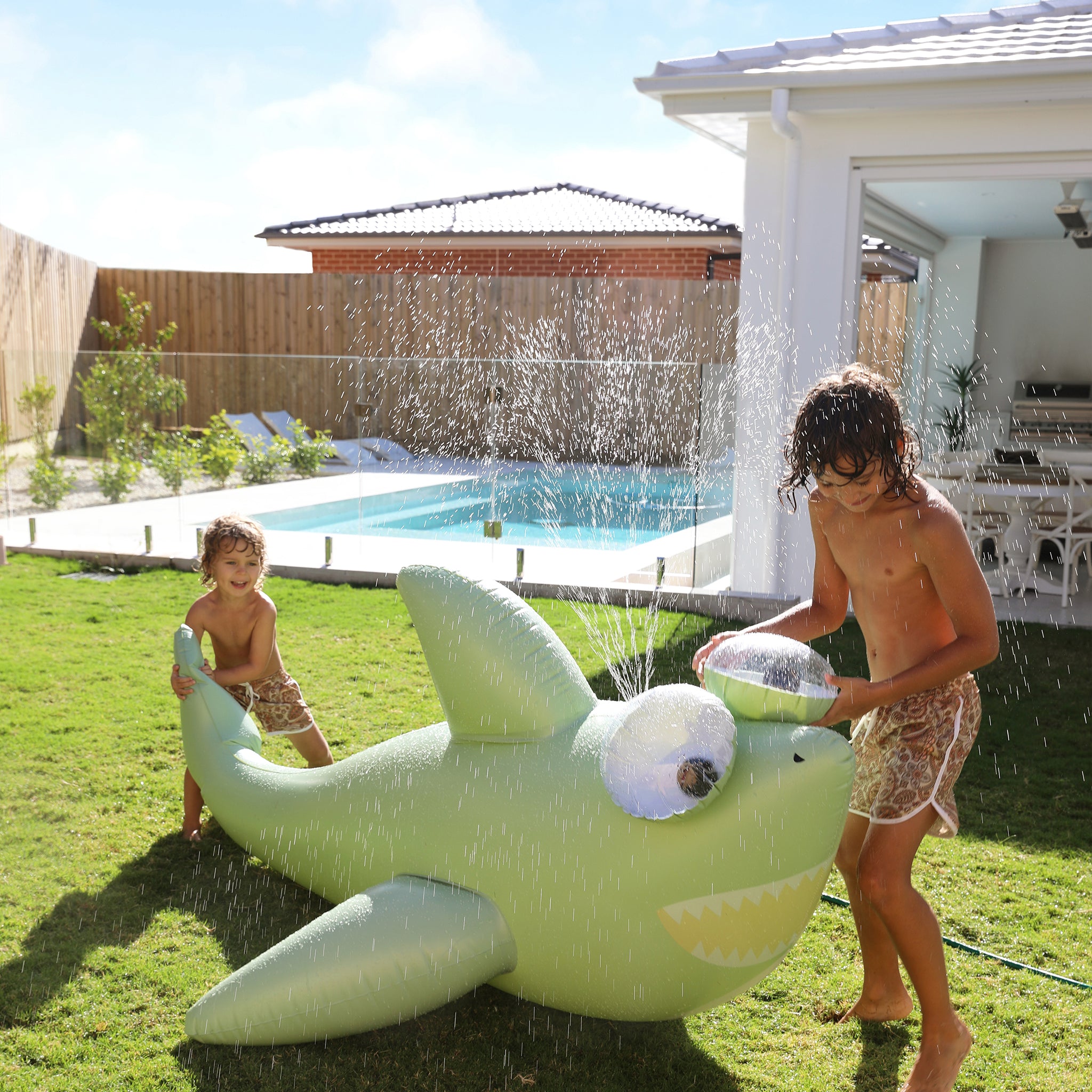 Inflatable Giant Sprinkler  Shark Tribe Khaki - SUNNYLiFE – SUNNYLiFE EU