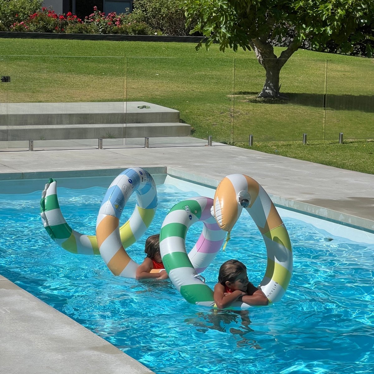 Giant Inflatable Noodle - Poolside - SUNNYLiFE EU
