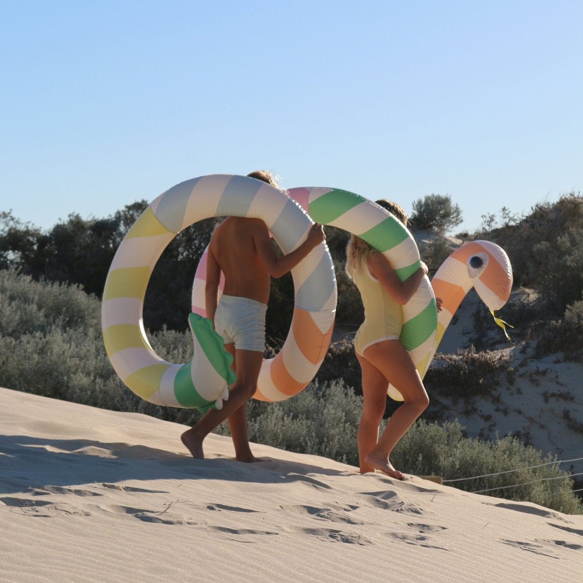 Giant Inflatable Noodle - Poolside - SUNNYLiFE EU