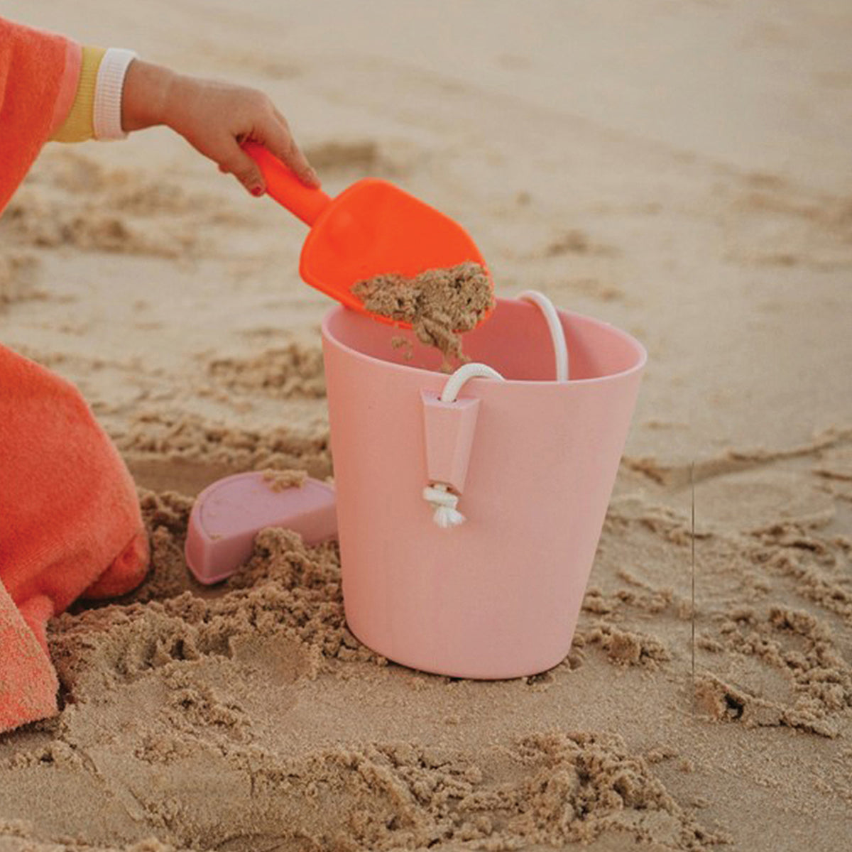 SILICONE BEACH TOYS Collapsible Beach Bucket Shovel Pink Sand WILLOW + SIM