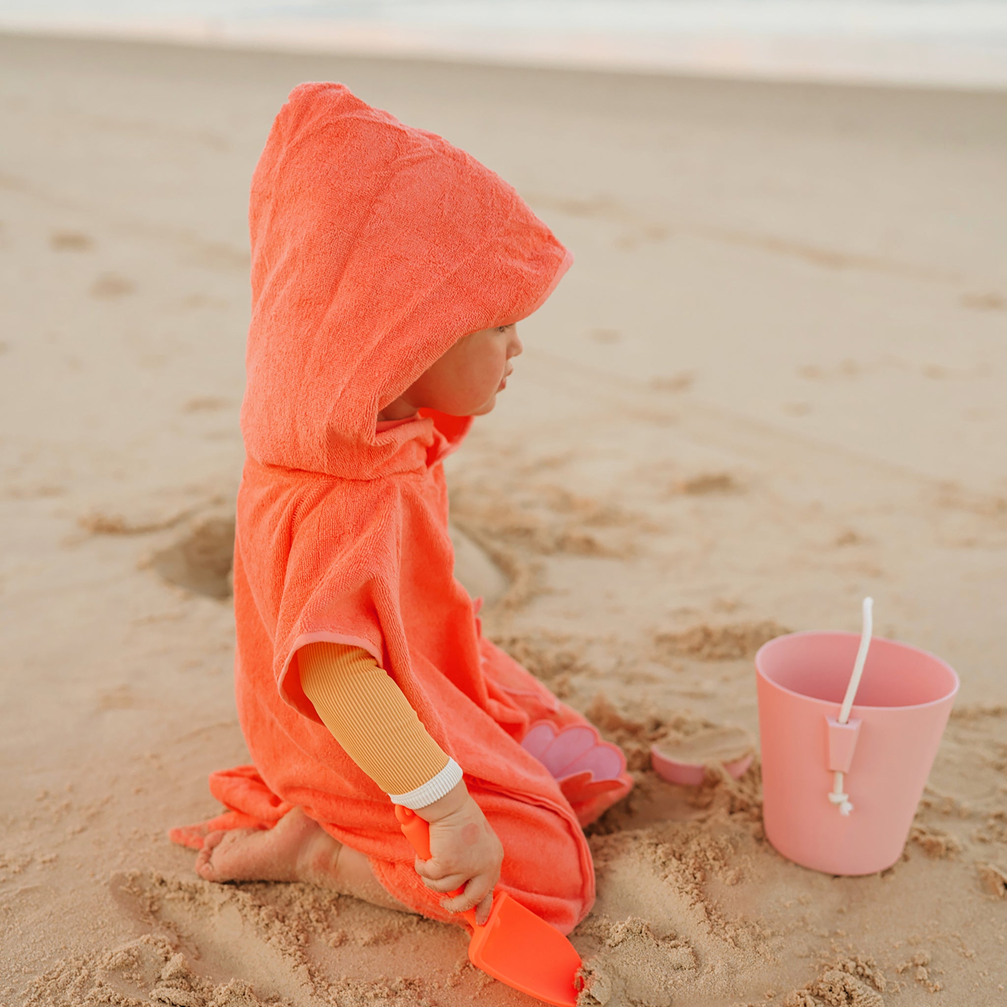 Serviette de plage à capuche | Trésor de l'océan rose néon